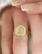 Bague Ronde Lettre Grav&eacute;e Style Calligraphie en Or Personnalisable