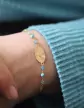 Bracelet C&oelig;ur Soleill&eacute; en Or Jaune 18K avec Pierres Bleues et Vertes