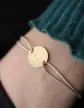 Bracelet Rond Cordon Lettre Grav&eacute;e Style Calligraphie en Or Personnalisable