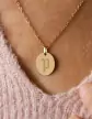 M&eacute;daille Ovale M Lettre Grav&eacute;e Style Gothique en Or &agrave; Personnaliser