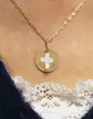 M&eacute;daille Ronde &agrave; Graver en Or Nacre Croix