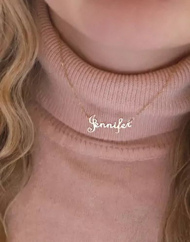 Collier Pr&eacute;nom Typographie Anglaise en Or Personnalisable