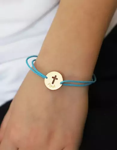 Bracelet Rond Croix Ajour&eacute;e en Or Personnalisable Cordon