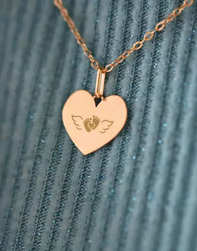 M&eacute;daille C&oelig;ur M Ange Petits Pieds en Or &agrave; Personnaliser