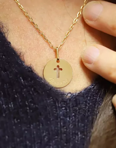 M&eacute;daille Ronde Or Croix Ajour&eacute;e Personnalisable